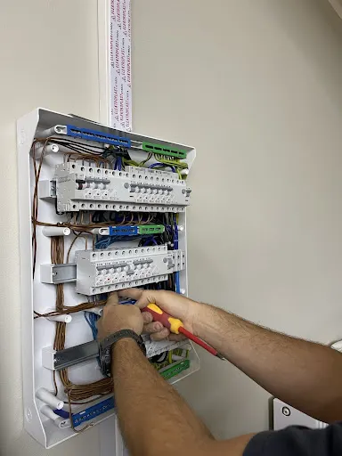 Fajny Elektryk Maciek Karaś